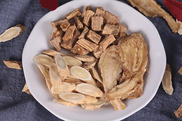 来月经可以吃黄氏吗(来月经可以吃黄芪吗)