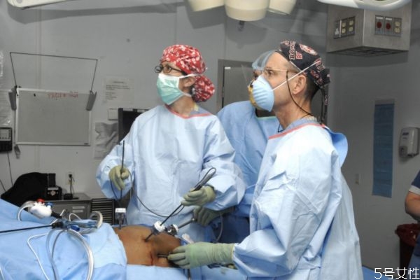 宫外孕的症状有什么呢(宫外孕有些什么症状呢?)