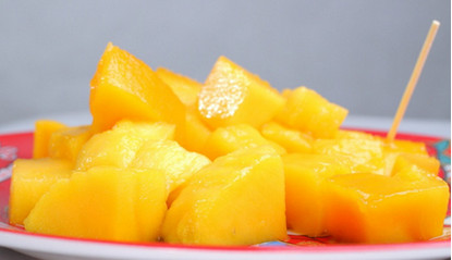 吃菠萝为什么要用盐水泡一下,吃菠萝为什么要用盐水泡多久