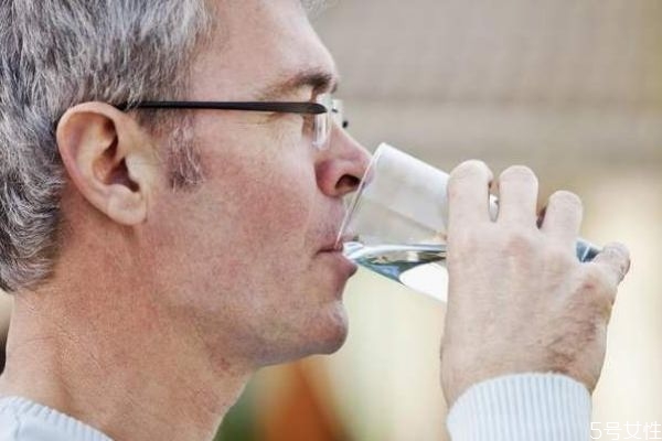 经常口苦的原因是什么呢(经常口苦是什么原因导致的)