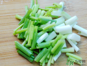 荠菜和葱能一起吃吗,荠菜可以和洋葱一起吃吗