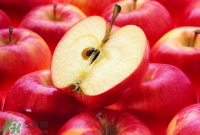 枇杷和苹果一起煮可以吗,枇杷果和什么不能一起吃