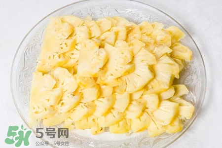 吃菠萝可以喝茶吗,吃菠菜可以喝茶吗?