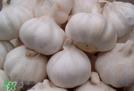 大蒜烂了一半还能吃吗,大蒜里坏了一颗好的还能吃吗