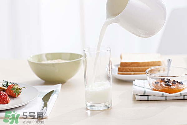 牛奶加蜂蜜能一起喝吗,喝牛奶可以加蜂蜜一起喝吗