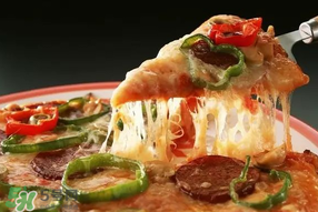 披萨纸盒可以放微波炉吗,披萨能带着盒子用微波炉加热吗