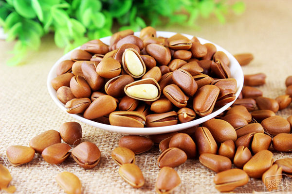 松子粥的功效和作用,松子小米粥的功效 松子粥的功效和作用,松子小米粥的功效