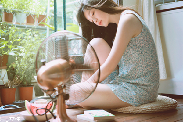 粉底液用什么上妆,沁水粉底液用什么上妆最好