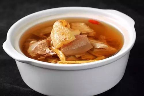 炖鸽子汤放什么材料好,术后鸽子汤可以放姜吗