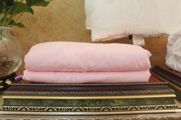 蚕丝被里为什么全是小疙瘩(蚕丝被里面全是小疙瘩) 蚕丝被里为什么全是小疙瘩(蚕丝被里面全是小疙瘩)