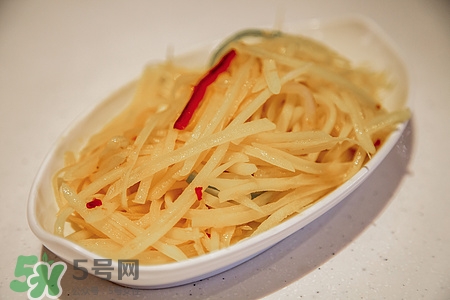 土豆丝变成黑色还能吃吗,土豆丝怎么会变黑