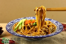 炸酱面的热量高吗,炸酱面热量高吗减肥可以吃吗