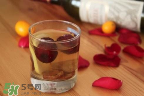 用红枣泡水喝有什么好处,泡红枣水喝有什么好处和坏处