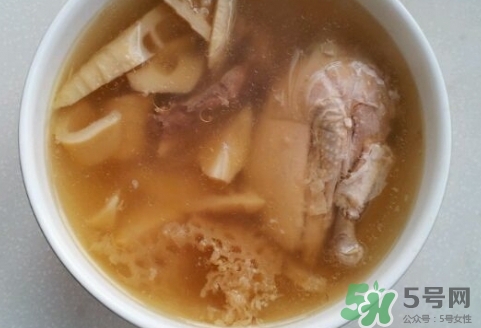 清炖鸡汤什么时候放盐合适,炖鸡汤何时放盐