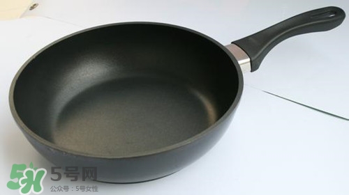 炒菜非常粘锅应该怎么办,炒菜容易粘锅是什么原因