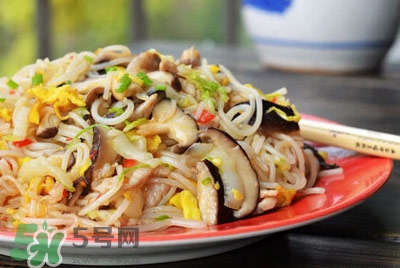 香菇和鸡蛋能一起吃么,香菇和鸡蛋能一起吃不