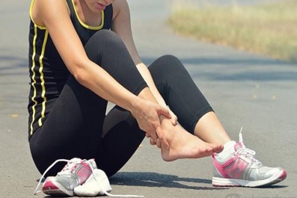 脚扭伤能用热水泡脚吗(脚扭伤能用热水泡脚吗?)