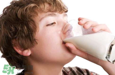 请问喝脱脂牛奶效果补钙好不好,脱脂纯牛奶能补钙吗?