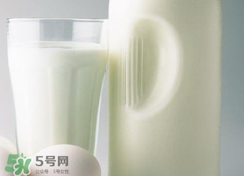 全脂牛奶和脱脂牛奶有什么区别哪个好,是全脂牛奶好还是脱脂牛奶好 全脂牛奶和脱脂牛奶有什么区别哪个好,是全脂牛奶好还是脱脂牛奶好