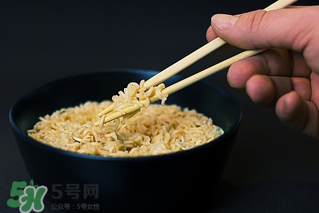 早上吃泡面会不会胖,早起吃泡面会胖吗