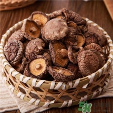 香菇炖汤需要泡水吗,泡干香菇的水可以煲汤吗