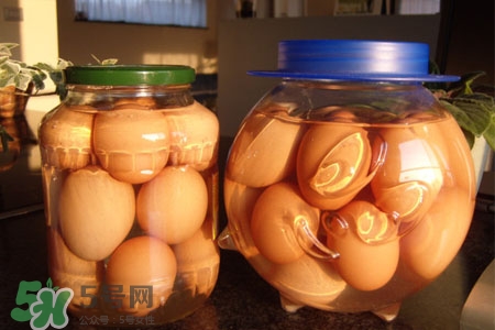 腌咸鸭蛋出油的方法用盐和酒,腌制咸鸡蛋一斤鸡蛋放多少盐 腌咸鸭蛋出油的方法用盐和酒,腌制咸鸡蛋一斤鸡蛋放多少盐