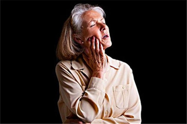 牙齿有洞有哪些表现(牙齿有洞是什么原因)