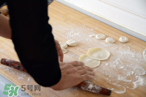 怎么快速擀饺子皮,擀饺子皮最快的的技巧