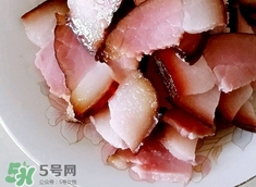 喝酒吃腊肉有什么危害,吃腊肉可以喝白酒吗