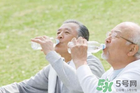 老年人免疫力低下吃什么好,老年人提高免疫力吃什么东西最好