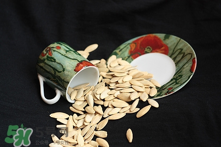 南瓜子的皮可以吃吗有什么作用,南瓜子能带皮吃吗?