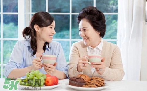 尿酸高有哪些症状 该怎么治疗,请问一下尿酸高是怎么回事应该怎么治疗