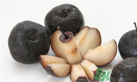 冻梨是冻黑的吗,冻梨本身就是黑的吗