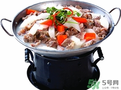 狗肉跟白萝卜能一起吃吗,狗肉可以和青萝卜一起吃吗 狗肉跟白萝卜能一起吃吗,狗肉可以和青萝卜一起吃吗