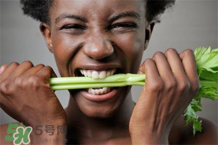 芹菜根吃了有什么功效,芹菜根有什么用 芹菜根吃了有什么功效,芹菜根有什么用