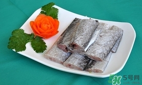 带鱼身上的银白色的东西用刮掉吗,带鱼身上银白色的东西怎么去掉