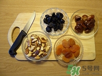 话梅核里面的仁能吃吗,话梅核吞下去要紧吗