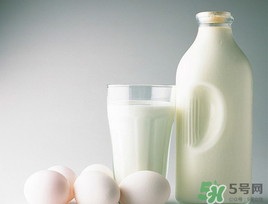 喝鲜牛奶好还是喝奶粉好,喝鲜牛奶的好处有哪些