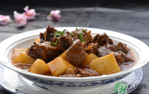 煮牛肉放什么调料比较好,煮牛肉什么时候放盐和酱油 煮牛肉放什么调料比较好,煮牛肉什么时候放盐和酱油