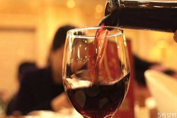 骨质疏松的症状有什么呢(骨质疏松的症状是什么)