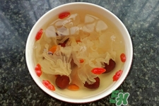 银耳红枣汤吃了会上火吗,喝银耳红枣枸杞汤会上火吗