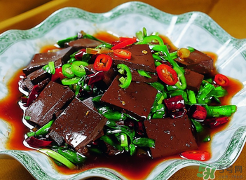 女生吃鸭血有什么好处,吃鸭血的好处和坏处