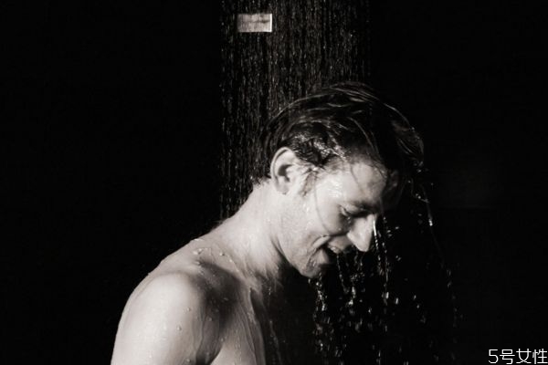 洗澡时感觉自己快要晕倒如何应对(洗澡时突然晕倒怎么办)