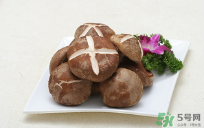 香菇和蘑菇哪个营养更好,干香菇和鲜香菇哪个营养价值高