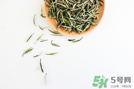 白茶喝了上火吗,喝白茶上火还是去火