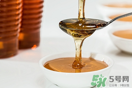 白茶能加蜂蜜一起喝吗,茶里面加蜂蜜可以一起饮用吗?