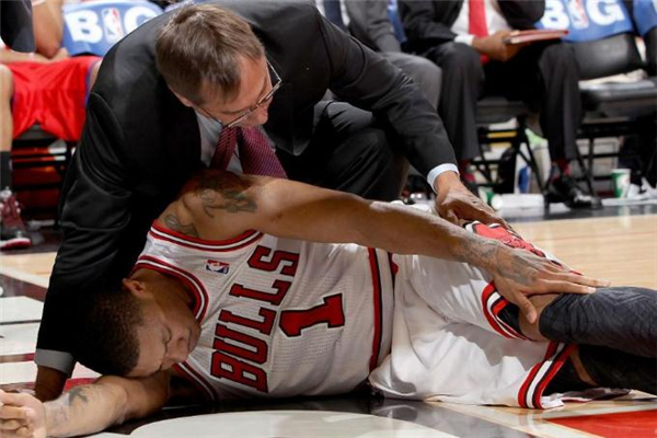 膝盖肌肉拉伤的症状(膝盖肌肉拉伤的症状)