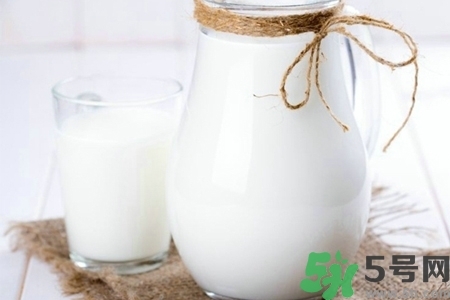 核桃奶和纯牛奶哪个营养价值高,核桃牛奶和纯牛奶哪个有营养