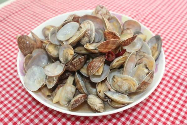 花甲泡一晚上会死吗还能吃吗,花甲泡一晚上会死吗 好臭