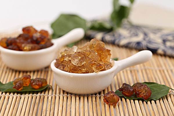 桃胶脆脆的没煮熟吗,桃胶煮熟后脆的是质量差的吗